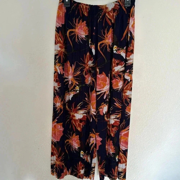 Pants - ❗️SOLD❗️⚡️Floral wide leg crop pants